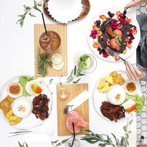 Happy break fasting loves 💕🤗 . #throwback to our lovely brunch set up at @srundeng.authentic ❤️.....#stevieculinaryjournal #food #yummy #clozetteid #style #flatlay #handsinframe
