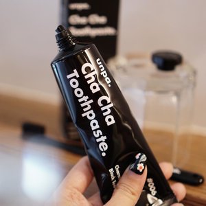 Trying out the @unpa_cosmetics.global cha cha toothpaste which is made from charcoal 😊 Well actually I’ve known the benefits of charcoal for teeth long before it become a thing since my mom used to tell me to use raw charcoal for instant brightening but believe me or not it does make my teeth a lot more brighter. Thus when @unpa_cosmetics.global asked me to try out their toothpaste 🦷 I was very excited since its a more refined and well formulated product believing that in the long run It’ll be able to bring a brightening effect on my teeth. After trying it out I would say I’m one satisfied user !! This cha cha toothpaste made my breath feel so must fresher and I could feel it helps to brighten up my teeth as well. Say bye to bad breath with this Unpa Cha Cha Toothpaste. .
.
-
Swipe for a short video I created 😊😊😊
.
.
.
.
.
.
#clozetteid #exploretocreate #beauty #unpa #beauty #handsinframe #toothpaste #shotbystevie #collabwithstevie
