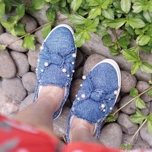 Aren’t the details cute ? My cute and comfy kicks with pearl ornaments from @symbolize_shoes ❤️.
.
.
.
.
.
#clozetteid #steviewears #collabwithstevie #shoes #localbrand #whatiwore #style