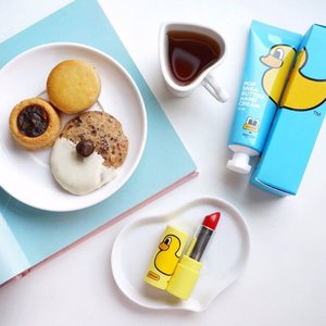 Always my favorite evening companion tea 🍵 and cookies 🍪!! Cookies from @paulindonesia😋 #sephoraidnxhariraya #sephoraidnxpaul .
.
.
.
-
Cute @borntree_korea and @pancoat_official collaboration products in frame! They surely came out with the cutest edition of packaging 🐤🐤🐤 Hand cream and 3 in 1 Lip tint/ balm/lipstick ❤️ #charis #charisceleb #borntreee #pancoat #korea @charis_official .
.
.
.
.
.
.
.
.
.
.
.
.
.
.
.
.
. 
#styleblogger  #beautyblogger #fashionpeople #blogger #패션모델 #블로거 #스트리트스타일 #스트리트패션 #스트릿패션 #스트릿룩 #스트릿스타일 #패션블로거 #bestoftoday #style #makeupjunkie #flatlay #makeup #bblogger  #clozetteid #foodie #yummy #dessert