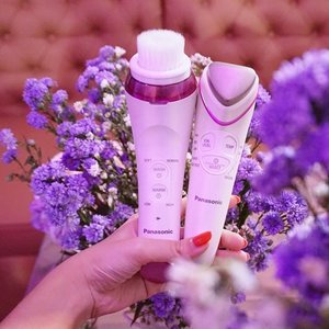 Feel the beauty with @panasonicbeautyid  esthetic series EH-SC50 ( Micro Foaming Cleanser Device) and EH-ST50 (Ionic Cleansing and Tonic Device). .
-
Today we have the chance try out both these products at @beautynesia.id event.❤ Panasonic EH-SC50 is product that is kind of two in one as it can be a cleanser and used as a product to help toner to absorb better into the skin with the warmer at the end of the product. The other end works as a cleanser with a gentle brush to help removes dirt and makeup from our face. The warm end can be used as a cleanser or remover too as well as to help remove eye bags.. Panasonic  EH-ST50 works as a cleanser as well but it can also work as a face massager. It's also called the face iron as it has negative ion features that can be used to help cleansing the face too.
.
.
-
Cleansing is by far the most important factor for all skin care therefore both these products will surely make the best choice to cleanse our face even more thoroughly!! Clean face= healthy skin❤
.
.
.
#beauty #beautynesia #panasonicbeautynesia #beautifullyours #feelthebeauty #beautycare