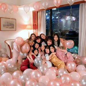 Managed to pull off a surprise bridal shower surprise for our girl ! ❤️❤️❤️ so happy it was a success, it was indeed a night to remember 🥂. Thanks you for making it memorable loves 💞 hope you like our little surprise @ellenstephaniee 👰🏻, I’m glad our path crossed and you’ve always been such a good friend ever since! Will surely miss you😘 I’ll forever cherish our friendship..-Decor by @surpriseidea_ .Giant pizza by @pizzaebirra 🍕.📍 @thesultanhoteljkt ..... ......... #styleblogger #beauty #ulzzang  #beautyblogger #lifestyleblogger #fashionpeople #balloons #pink #블로거 #스트리트스타일 #스트리트패션 #스트릿패션 #스트릿룩 #스트릿스타일 #패션블로거 #bestoftoday #style #bblogger #clozetteid #bridalshower #beautyjunkie #beautyenthusiast #friends