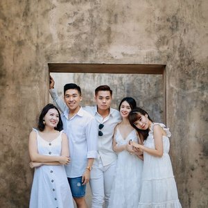 Family portrait enough? Friends are families you got to choose ❤️ p.s. spotted me being clingy !! The rare sight of mine I show, because it’s only limited for selected people 😉 ..-Shot by @sweet.escape , thank you for making our Jogja trip memorable 🤗.......... #style #steviewears  #beauty #clozetteid #ootd #whatiwore #exploretocreate #sonyforher #lifeofadventure #chasinglight  #fashionista #wanderlust #artofvisuals #ForEveryFriendship  #SweetEscapeYogyakarta