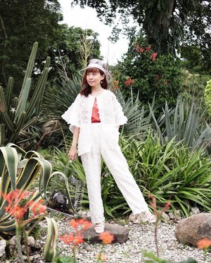 “Nature's beauty is a gift that cultivates appreciation and gratitude” - Louie Schwartzberg...Wearing this cute white outer and pants from @cleody_prologue latest collection 😍 which you can shop at @localstrunk 🥰...............#exploretocreate #steviewears #beauty #style #Fashion #ootd #lookbookindonesia #ggrep #clozetteid #tampilcantik