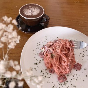 I like anything pink! So let’s have a pink carbonara 🍝........#clozetteid #shotbystevie #yummy #foodie #stevieculinaryjournal #flatlay #bogor
