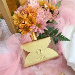 Introducing the new feminine fragrance from Aigner Parfums 💕fresh yet sweet 🌸 #BEICONIC @aurafragrance_id ....#shotbystevie #clozetteid #style #sweet #flowers #pink #exploretocreate #shotoniphone #flatlay