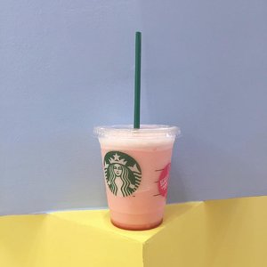Hey loves!! Have a great week, let’s start the day with a cup of this pink drink from @starbucksindonesia 💕  Support their #pinkvoice campaign by purchasing any of their pink drinks @ Rp 29.000 only 💞 .......#shotbystevie #style #pink #clozetteid #exploretocreate #drinks #stevieculinaryjournal
