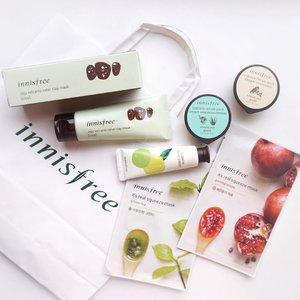 Has always been a fan of this brand 😊 so happy we have it here now 🇮🇩! Thank you 🍃@innisfreeindonesia for these goodies. I've tried this Jeju volcanic clay mask [cica] two days ago and I'm totally loving how it masks my skin feels afterwards.. currently breaking out and hoping this mask will help cleanse my pores thoroughly! ❤️❤️❤️
.
.
.
#flatlay #innisfree #innisfreeindonesia #skincare #masks
