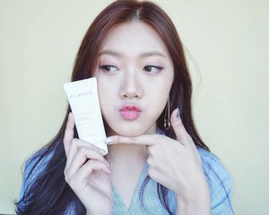 Yashhhh! I'm so happy to announce that I'm joining @charis_official contest to win the golden ticket and fly to Korea for #BeautifulJourney with Charis. First challenge in 2017!!wohoooo!
So here's my 1/3 submission ~ 
As you guys may know, I really really really love sunscreens, any brands and any kinds of types. 
I seriously can't go out without putting 'em on my skin. 
Honestly, I have had a holygrail item before, that I had used for almost 2 years without changing into another brands, coz I thought It was the BEST OF THE BEST sunscreen... I'm not even kidding, I only bought that specific brand for almost 2 years.
It was a brand called B***e
Well, I thought, it was pretty good comparing with others that I've tried before. 
it works pretty good on my skin. I'm quite satisfied with the result, although I don't really like the smell. And It does get oily throughout the day, and you might want to retouch your makeup.

So recently, I got a new one from @charis_official , well, I'm pretty sure that I didn't really know the brand, the only thing I knew was that it was from Korea (coz you can see the hangeul writing at the back of the product 😂). So, at first I'm a bit hesitate to try this product. Bcs I've been sticking to "that one brand" for so long.

But because I was running out of sunscreen, I thought, you know, why don't give it a try? Since I already had the product on my hands.

And you know what, at first it didn't work! Really! I'm not joking... It doesn't work at all! It gets greasy, sticky, and it makes my makeup looks cakey. And I am sooo annoyed and stressful 😠
At that time I was thinking, 뭐지? 왜 안될까? 대체 왜? (what's the problem? Why it doesn't work). And after a few trial and errors, I finally found the problem. (more on comment section below)
#clozetteid #BeautifulJourney #klavuu #klavuuredpearlsation @CHARIS_OFFICIAL #CHARIS #CHARISCELEB #K-BEAUTY #SEOUL #KOREA
