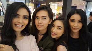 Today at @flormarindonesia event with these pretty ladies💕
-
-
-
#clozetteid #flormarindonesia #igowiththeFlo #flobeautyfest