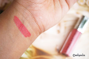 One of the tips on how to wear it on my lipstick is not too much rubbing their products to the lips. Pretty little problem, is enough for covering the original color of the lips, and it was also more comfortable on the lips.
Why should not a lot? if too much lipstick is the dryness will Chalky, striped, and does not look flat. Especially after use drink or snack, there are some parts that peeling-peeling, instead look bad and not durable. So if you want to use this lipstick, mengulasnya do not rush, so not too corpulent and nice lips stuck. #clozetteid