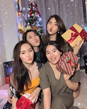 Lucky me I can spend my favorite time of the year with them, and I call them sisters - ketemu gede, kecuali @gracefeilie 😂😍🎄❤️#ChristmasVibe #Christmas2020 #Sisterhood #ClozetteID