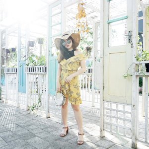 Summer is calling ! 🌞 Have you realized that yellow becomes this year’s summer trend ? Along with straw hat, sunnies, and @obermainid strap heels to complete your sunny day. Tap for details ✨
-
#collaboratewithcflo #zafulreview #obermainid #ootd #fashion #summerlook #ClozetteID