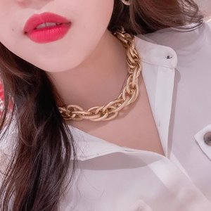 Gold chunky chain necklace with red lips to level up basic white shirt look. Yes or no ? 😄.
.
.
#fw19trends #chainnecklace #goldnecklace #accessorytrend #styleideas #ClozetteID
