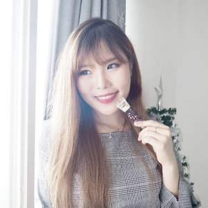 [Please swipe] The smart way to achieve long-last tinted lip : LIP TATTOO ! This one I applied on my
lip is from @skinaz.indonesia in Sweet Wine. I must say that this Korean product makes me melt at the first sight since the color options are pretty and thr steps are easy to follow : 
1. Apply sufficient amount of the lip tattoo onto lips.
2. Leave it from 10-15 minutes.
3. Peel the lip tattoo from edge then finish with lipgloss if needed.
I found out that the result of the color is more like pinkish red than dark red - and I am super loving it! It stays for more than 10 hours with eating and/or drinking. 
Ps : if you have super dry lips like me, better apply lip balm before using the lip tattoo 😄❤️.
-
Thank you @skinaz.indonesia for sending me these lip tattoos ! ( More review of another shade soon ) 🌸
-
#SkinAzIndonesia #LipTattoo #SBBxSkinAz #Koreanproduct #BeautyReview #ClozetteID