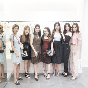 In frame with gorgeous ladies from yesterday’s @jolie_clothing CNY preview collection at @intro_id 💕
-
Thank you for inviting gorgeous @vm_3596 ❤️
-
#ootd #fashion #event #capsullecollection #ChineseNewYear #ClozetteID