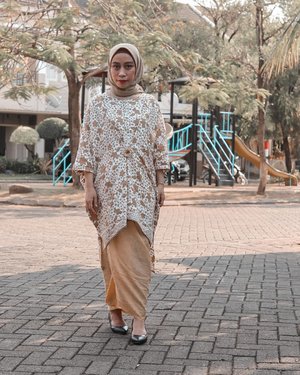 .~ B A T I K ~.Anak gadis berdandan cantikMenunggu dijemput abang tersayangHari ini sudah rapi berpakaian batikKapan adek diajak ke undangan?... .Selamat Hari Batik Nasional 💕.............#Clozetteid #fashionblogger #hijabootdindo #ootdindokece #ootdkondanganhijab #ootdkondangan #batikcantik #ootdbatik #haribatiknasional #cantikpakaibatik #hijabootdstyle #batikmurah #bloggermakassar #bloggerperempuan #bloggerindonesia #fashionbloggerindonesia