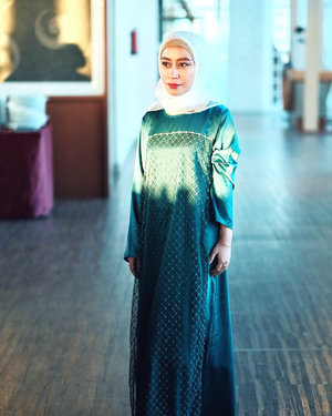 Bold.📸 : @qiahre .........#hijaber #hijabersindonesia #hijabinsta #ootd #ottd #clozette #clozetteid #hijabfashion #bloggerlife #blogger #bloggerstyle #bloggerlifestyle #fashionblogger #vanillahijab #vanillahijabstyle