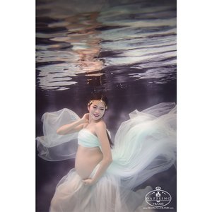 When you arise in the morning, think of what a precious privilege it is to be alive - to breathe, to think, to enjoy, to love.

Marcus Aurelius
#quotesoftheday #maternity #clozette #clozetteid #clozetteambassador #likes #potd #picoftheday #bestoftheday #beautyblogger #beauty #underwater #photoshoot #pregnancy #selfie