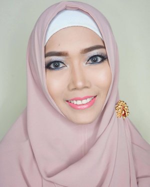 Assalamualaikum 😊Makeup tutorial untuk hari Raya Lebaran Idul Fitri sudah ada di blog aku loh plus dengan semua produk yang aku gunakan, silahkan mampir ya... http://www.beautydiarykania.com/2016/06/tutorial-soft-smokey-eyes-fresh-makeup.htmlTerima kasih.#makeup #tutorialmakeup #beauty #blogger #beautyblogger #beautybloggerid #motd #potd #indonesianbeautyblogger #indonesianfemalebloggers #clozetteid #clozetteambassador #anastasiabeverlyhills #makeupforever #limecrime #urbandecayspectrumpalette #ultimaii #ultimadelicate #fdbeauty #makeover #elise #tutorialmakeuplebaran #hourglass #canmakestrongeyesliner