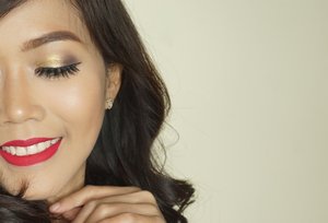 Simple eye makeup and bold lips color