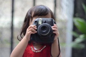 She learned about everything 😘#baby #clozetteid #bedanakbedapintar #parentingclubid #potd #cute #instakids #photography #lifestyleblogger #fuji #fujifilm #instaxmini8 #fujifilminstaxmini8