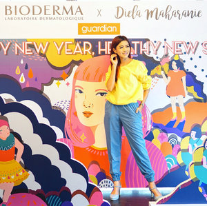 Thank you @bioderma_indonesia invited me to #biodermaxdielamaharanie Collaboration Event and Bloggers Year End Gathering.. Now I know how to prep my skin before and after holiday, and ensure my happy new year, started with healthy new skin! (Psst... I will share on my blog too...).My pleasure to have this vibrant pouch, illustrated especially by @dielamaharanie very cute & stylish 😘. .This limited edition pouch is packed with Sensibio set for only Rp 299.000 and you can get it at @guardian_id .📸 @anitamayaa #BiodermaxDielaMaharanie #BiodermaIndonesia #biodermaxguardian #potd #motd #beauty #blogger #clozetteid #ootd #outfitoftheday #lifestyle #bestoftheday #style #like4like #motd #skincare #makeup #beautyblogger #bloggerstyle #bioderma