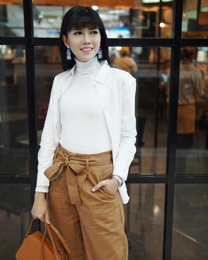 Nothing you wear is more important than your smile#whatiwearEaring @mita_jewelryInner wear #AIRism very comfortableTop & Pants @uniqloindonesiaBag @hushpuppiesid.Have a nice day people 😘.#ootd #Clozetteid #fashion #style #lifestyle #whatiwear