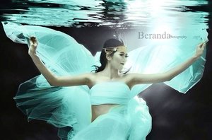 #latepost
Everyone loves to fly, and flying underwater is even better than flying in air because there are things around you.

Graham Hawkes
Photo by @beranda_photography #quotesoftheday #underwater #underwaterphotography #photoshoot #beauty #blogger #beautyblogger #indonesianbeautyblogger #clozetteid #potd #motd #makeup #photography #fdbeauty
