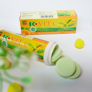 K- Vit C Plus Teavigo, suplemen makanan yang merupakan kombinasi antioksidan Calcium Ascorbat dan Teavigo atau Green Tea Extract..🍊 Manfaat:Membantu memelihara kesehatan tubuh..🍊 Aturan pakai:1-2 kali sehari 1 tablet effervescent, dilarutkan dalam satu gelas air..🍊 1 tube berisi 10 tablet effervescent..🍊 Keunggulan:Aman, sudah terdaftar BPOM, Halal.🍊 Tidak dianjurkan untuk ibu hamil dan bayi dibawah 1 tahun ya Moms.... ......@klink_indonesia_official@Indoblognet#Klinksolusihidupmu#Klinkmember15olusi#Inspiradzi.. .#cidesreview #cidessharing #cidesupdate #cicidesricom #clozetteid