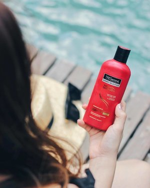Found this @tresemmeid Keratin Smooth Shampoo inside my @clozetteid Diversi3 Beauty Box 😍 This is exactly what I need right now, the gentle shampoo infused with smoothing keratin will help my dry and frizzy hair to gorgeously sleek, smooth and manageable up to 48 hours! 
#RunwayReadyHair #TresemmeXClozetteDiversi3 #ClozetteIDReview #ClozetteID