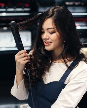 Creating a nice, smooth and frizz-free curls that stays all day with the one and only @ghdhairindonesia #ghdpink #ghdhairindonesia #myhaircares