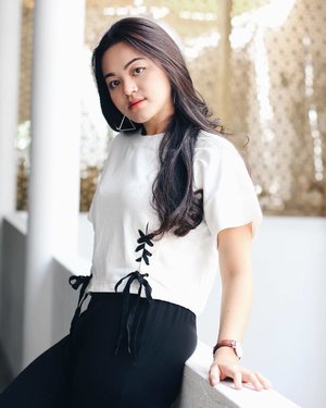 Bring an edge into my casual look, wearing the lace-up crop t-shirt by @romwe_fashion | Also check out my latest blog post about this look! #romwe #romwefashion #tiffstylediaries