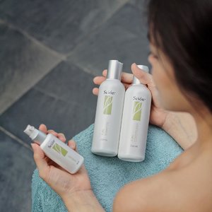 I used to wash my hair every other day to prevent the chemical on shampoo stripping off the natural oil and keratin on my hair. However, sometimes my hair scalp is getting oily and dandruff, while my hair trunk is getting dry and dull! Now I found my favorite shampoo, conditioner and hair mist from @nuskinid, Scion Hair Care. The shampoo helps to deep cleanse my hair scalp, with menthol fragrance that makes my scalp feeling really fresh. Then I use the conditioner only for my hair trunk until hair tips, it helps to moisturize my hair and gives the smooth and silky result. Last but not least, I always use Scion Hair Mist to make my hair stay moisturized and fragrant all day 💙.Yuk upload hair selfie kamu dan ceritain di caption "menurut kamu rambut sehat itu bagaimana sih?" For more info, follow @femaledailynetwork #fdnuskin #nuskinid #nuskinhaircare