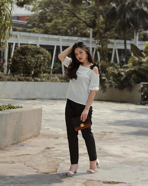 Shared about 5 different office outfit ideas on my blog! And this casual monochrome outfit’s one of my favorite. Really simple, chic yet comfy with mid-heeled sandals. You can get all of the items that I’m wearing from @salestockindonesia for super affordable price! 🧡