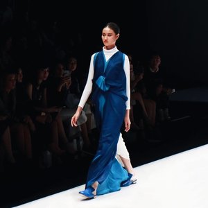 Spotted one of the biggest S/S 2017 pantone color lapis blue from @jeffrytan latest collection in collaboration with @systemasolution #JFW2017
📸: @zake.wijaya