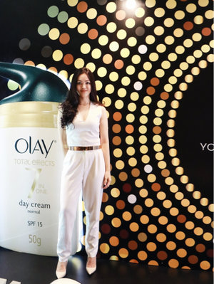 White x gold to add a little sparkle in this gloomy Friday! Thank you for having me @olay @clozetteid #OlayMoment #ClozetteID #clozetteidxolaymoment #bestbeautiful