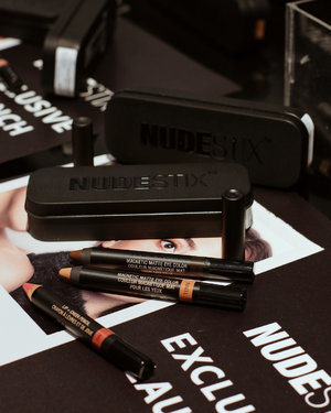 Welcoming @nudestix to @sephoraidn !!! Absolutely in love with their ranges of products. From the lipstick, concealer, bronzer and highlighter, all comes in a stick form that will definitely really quick and easy to use. Also there was a special guest @taylor_frankel as the founder of @nudestix showed us the makeup demo for day to night look 🖤 #nudebutbetter #nudestixxsephoraidn #nudestix #sephoraidn