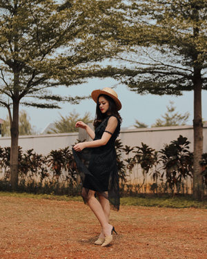 Twirlin’ cause its weekend! I’m wearing black lacey dress from @jolie_clothing 🖤 huge LOVE for its pretty lace details, nice materials and cuttings 😍