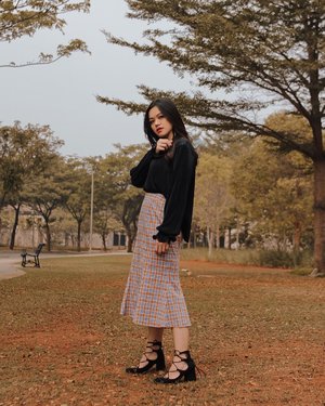 Retro vibes in @pomelofashion pleated blouse and tartan skirt 💘 currently @pomelofashion ‘s having Independence Day Sale from 10-17 Aug ‘18 🇲🇨 and additional 8% off when u purchase thru Pomelo App! So go check it out now before its too late 😉 #trypomelo #pomelofashion