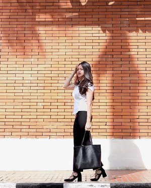 Walking through this week be like.
Tote bag (jet black) from @iwearpomelo | 📸 by @zake.wijaya