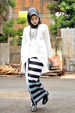 &quot;I wore my new white top from @deenay_style mix with my pencil skirt from Dian pelangi and my new satin squre scarf from @myhijabid in black color,for clutch i put my sequin clutch i bought in Hongkong about a year ago and wore my boots from zara. As you know, I don't really like wearing accessories but today i use my necklace from forever 21. About my make up today, I just want to look casual. So, as always the smokey eyes :) and natural lipstick for today.&quot; from urban daily nonizakiah