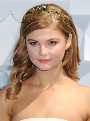 Stefanie Scott. Aw, this is super-cute... even if it is a little princessy but we love how the bronzey shadow all the way around her eyes makes 'em pop without feeling heavy, and how that colour picks up on the tones in her hair. Nice to see some hair accessory action also! |http://beautyeditor.ca/2015/04/14/mtv-movie-awards-2015|