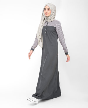 A front button placket and polo collar make this jilbab perfect for a busy but stylish day.