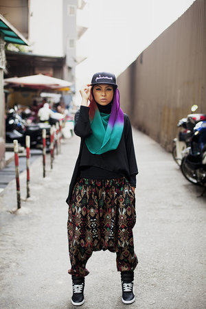 Ultra hip hop inspired with mixed prints, baggy silhouette and a pop of color#15 ways that hijabis are rocking their hijab with their own personal style.