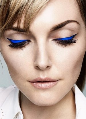 Simple complexion, but a beautiful electric blue eyeliner make this look entirely appropriate for day and night. 