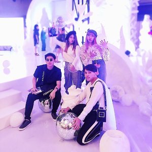 A very late post, throwback to the night that we called ourselves as a group of “kritikus fashion” for fashion show by @dollingschool but whatever, better late than never💜💜💜💜 #aquaticfantasia
•
•
•
•
•
•
•
•
•
•
•
#clozetteID #fashionblogger #potd #ootd #airportootd #medanbeautygram #l4l #veronycastylediaries #lookbookindonesia #ootdindo #followforfollow #blogger #likeforlike #vsco #vscocam #wiwt #outfitinspo #ootdmagazine #indonesia #photography #fblogger #fashionstyle #indofashionpeople #streetstyle #styleblogger #ggrepstyle #streetstyle #ggrep