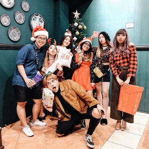 In 2017, I met my new family that shared the same passion as me ❤️❤️❤️- Merry xmas ❤️❤️❤️🎉🎁•••••••••••#clozetteID #fashionblogger #potd #ootd #airportootd #medanbeautygram #l4l #lookbookindonesia #ootdindo #followforfollow #blogger #likeforlike #vsco #vscocam #wiwt #outfitinspo #ootdmagazine #indonesia #photography #fblogger #fashionstyle #indofashionpeople #streetstyle #styleblogger #ggrepstyle #streetstyle #ggrep