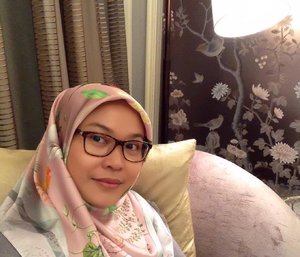 Narsin dikit ngga papa lah ya, jarang2 selfie juga 😆 square hijab dr @ammarascarves ini enak bgt dipake... love it 🌸💕 #squarescarves #ammarascarves #clozetteid #hijabsrtyle #hijabfashion #hijabchic #fashionhijab #hijabdaily #hijabindonesia