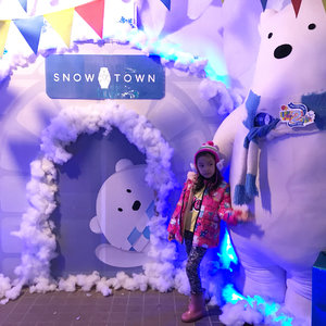 Hari ini ke Snow Town Bangkok, mayan lah nyari salju 😆❄️❄️☃️❄️❄️..Raya seneng banget, dedek malah bobok krn enak dingin... Seperti biasa, uodate selengkapnya di instastory ya 😁..#whileinbangkok #snowtownbangkok #familytrip #travelingwithkids #instafamily #familyholiday #bangkok #kidsplaygroundbangkok #familygram #citizenoftheworld #clozetteid #snowinbangkok